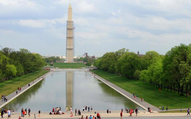 Imagen del lago reflectante frente al Monumento Lincoln