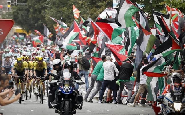 Invasión de la calzada al paso de los ciclistas | Deia