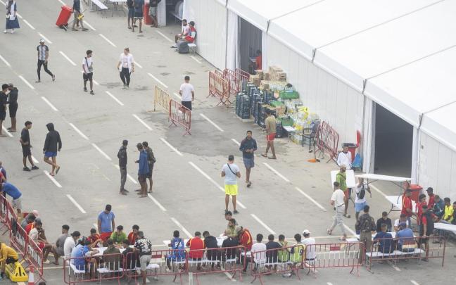 Varios inmigrantes acampados en Ceuta.