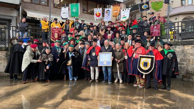 Karlos Arguiñano ha sido nombrado cofrade de honor de la Cofradía de la Morcilla de Beasain.