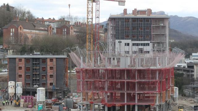 Obras en el barrio Altzate de Errenteria donde se ha preoducido el accidente laboral mortal / IKER AZURMENDI