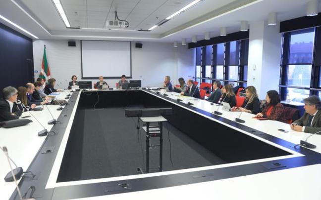 La cuarta reunión del Consejo Asesor Vasco del Emprendimiento, presidido por la consejera de Desarrollo Económico, Arantxa Tapia.