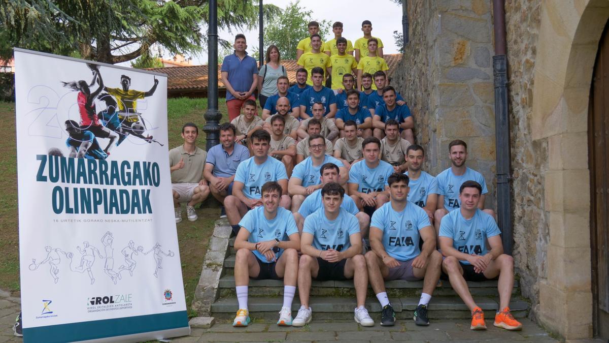 Los equipos finalistas, con los organizadores y el alcalde Mikel Serrano.