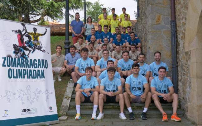 Los equipos finalistas, con los organizadores y el alcalde Mikel Serrano.