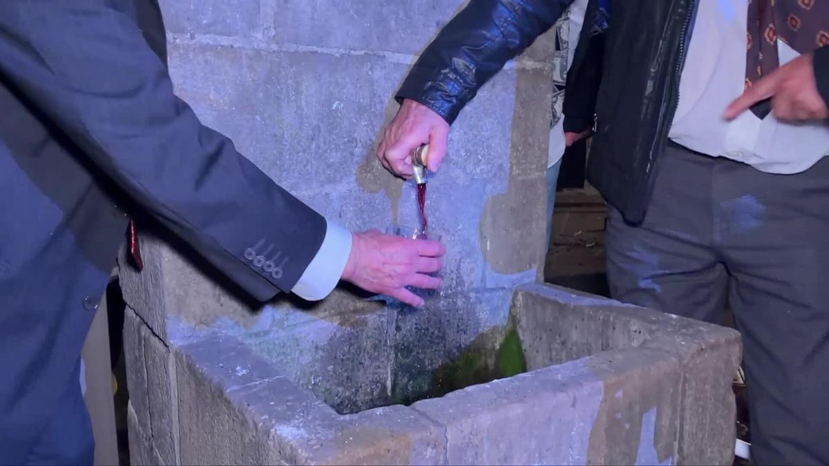 De la fuente de Herriko plaza ha manado vino como ya ocurrió en 1981.
