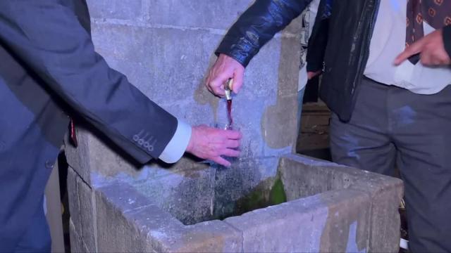 De la fuente de Herriko plaza ha manado vino como ya ocurrió en 1981.