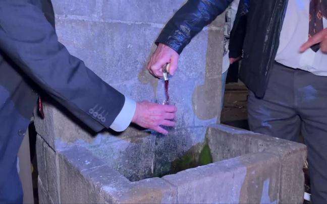 De la fuente de Herriko plaza ha manado vino como ya ocurrió en 1981.