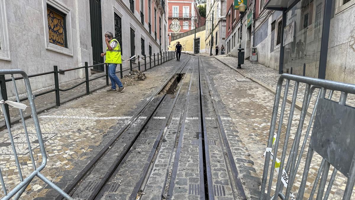 El funicular de Gloria fue retirado completamente en las últimas horas tras descarrilar el miércoles.