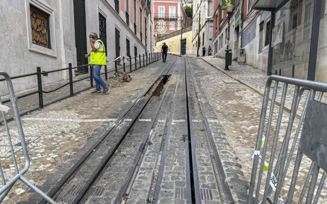 El funicular de Gloria fue retirado completamente en las últimas horas tras descarrilar el miércoles.