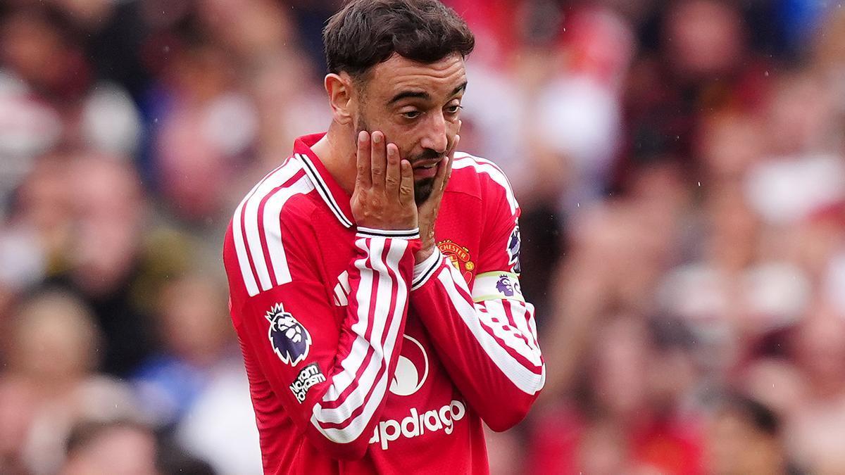 Bruno Fernandes, capitán del Manchester United, se lamenta durante un partido de la presente temporada.