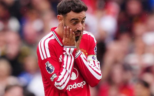 Bruno Fernandes, capitán del Manchester United, se lamenta durante un partido de la presente temporada.