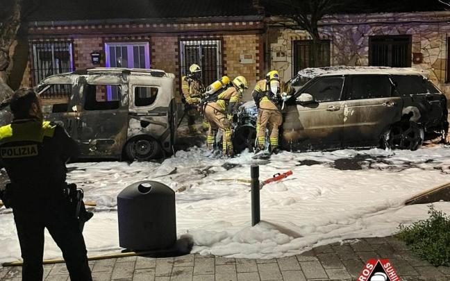 Arden dos coches en Abetxuko.