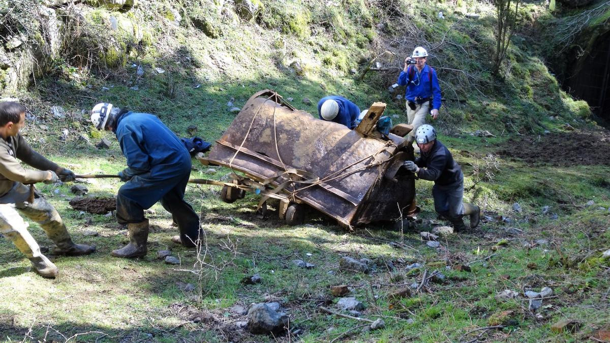Rescate de un vagón volquete en la Mina Primtiva en 2015