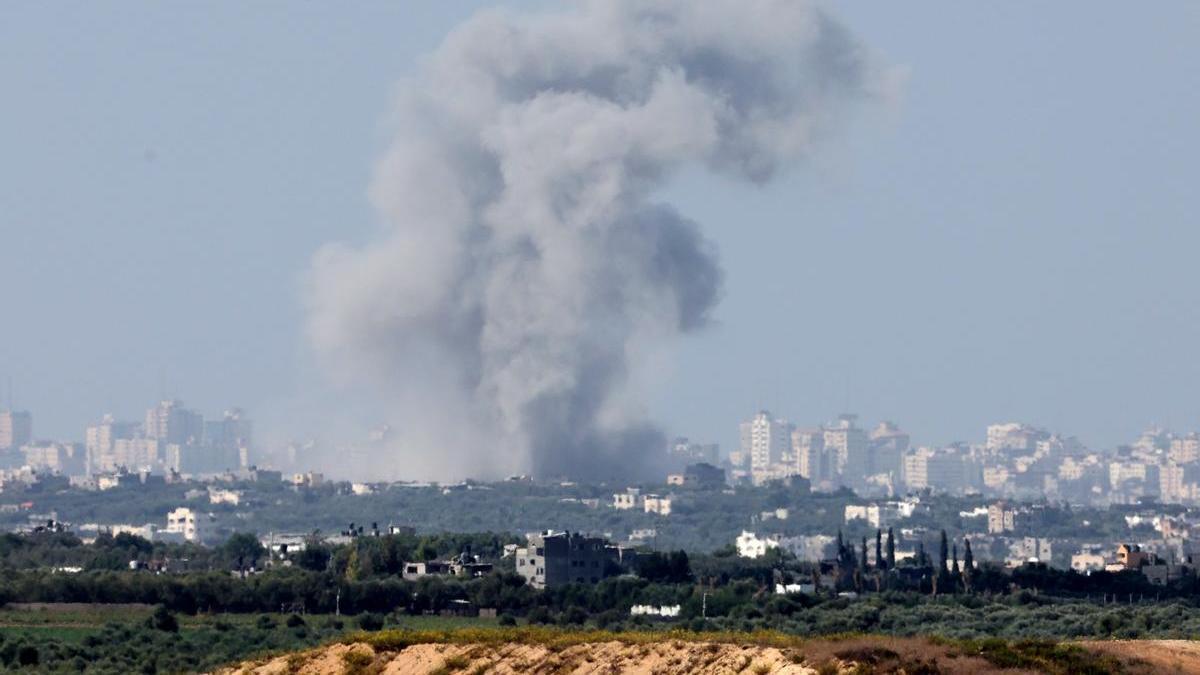 Israel sigue bombardeando la Franja de Gaza a la espera que de que comience a llegar la ayuda humanitaria.