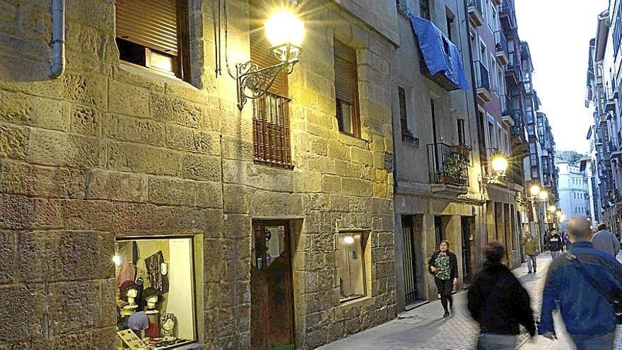 Los restos de la muralla de Bilbao que quedan en pie en la calle Ronda, iluminados por una farola.