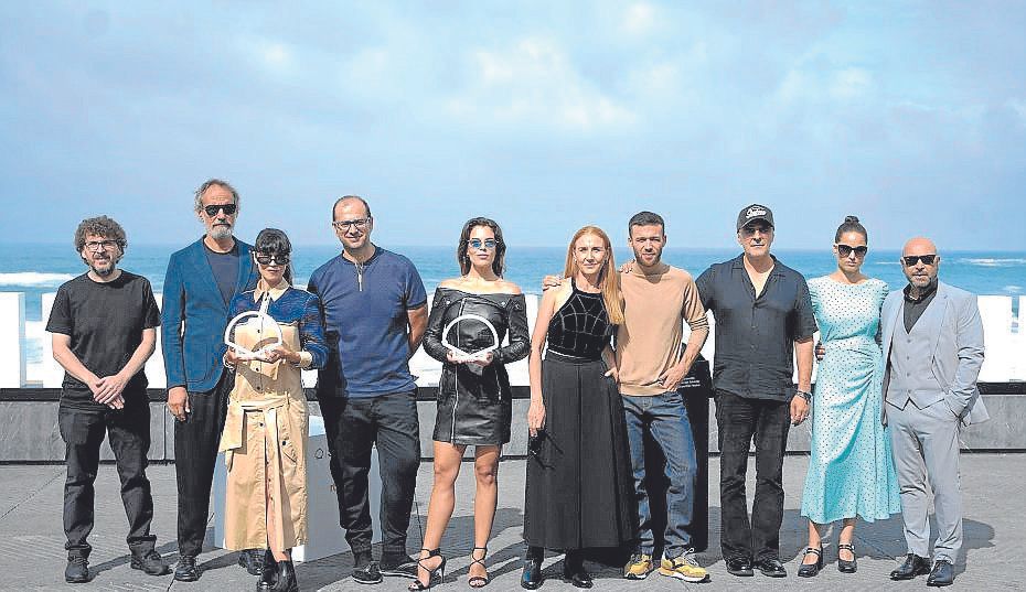 El equipo de ‘La red púrpura’ en Donostia.