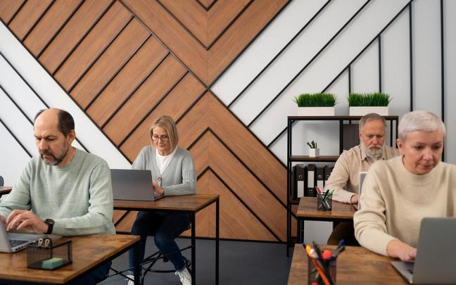 Un grupo de personas mayores participa en un curso de informática.