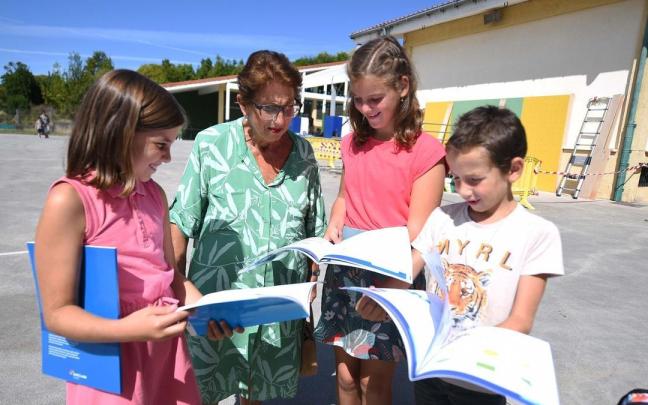 Un grupo de escolares miran sus nuevos libros de texto. Un grupo de escolares miran sus nuevos libros de texto.