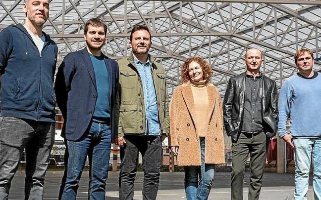 Ander Iturri, junto a representantes municipales y del centro. | FOTO: N.G.