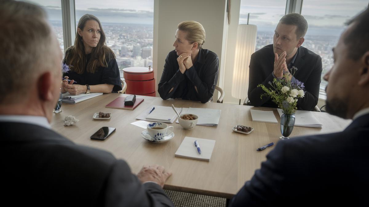 La primera ministra danesa, Mette Frederiksen, junto al primer ministro de Groenlandia, Jens-Frederik Nielsen.