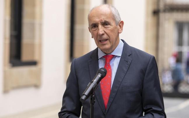El vicelehendakari y consejero de Seguridad, Josu Erkoreka, ayer en el Parlamento Vasco.