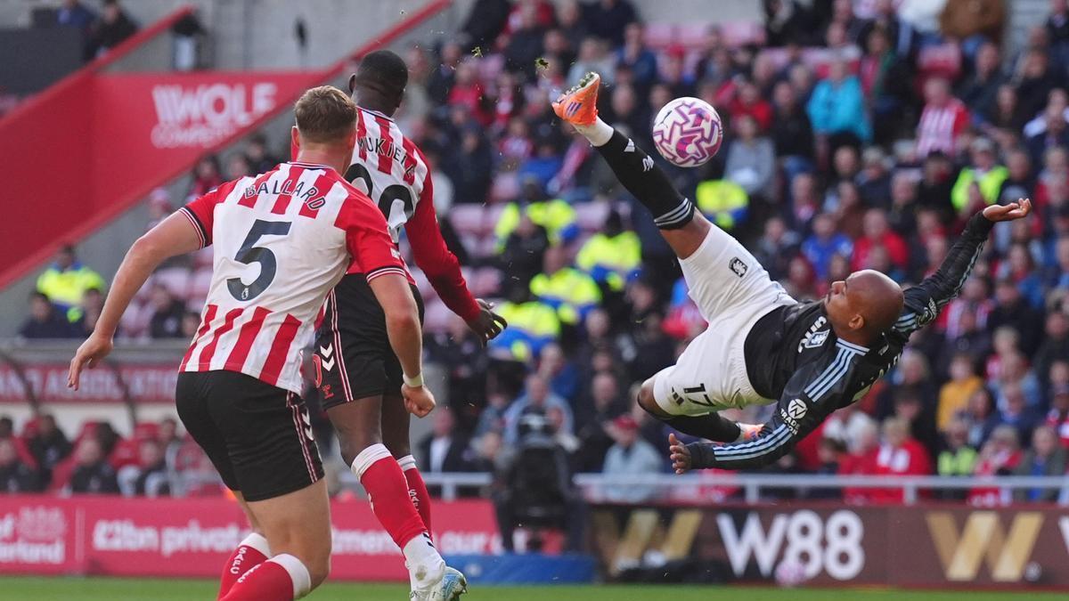 Donyel Malen realiza un remate acrobático buscando el gol para el Aston Villa ante el Sunderland.