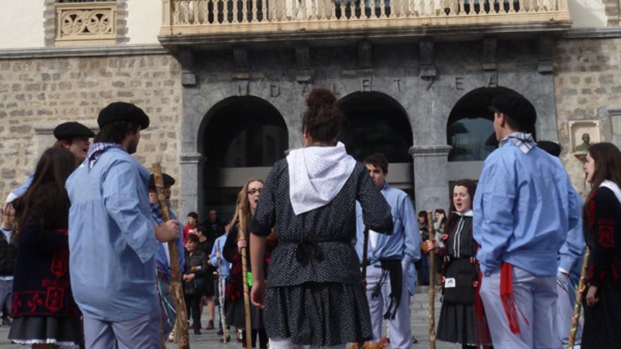 Kintos de Amurrio cantando a Santa Águeda en Plaza Juan Urrutia