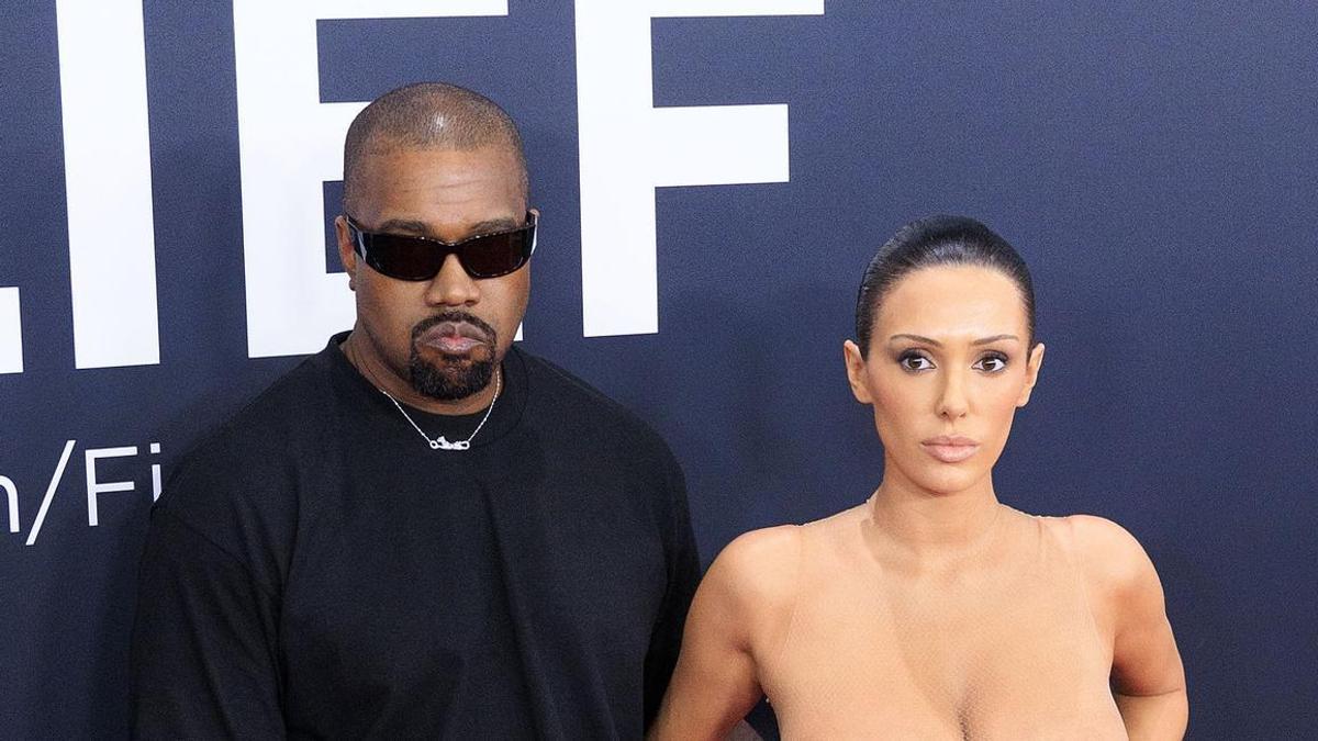 Kanye West y la modelo Bianca Censori en la alfombra roja de los Grammy.