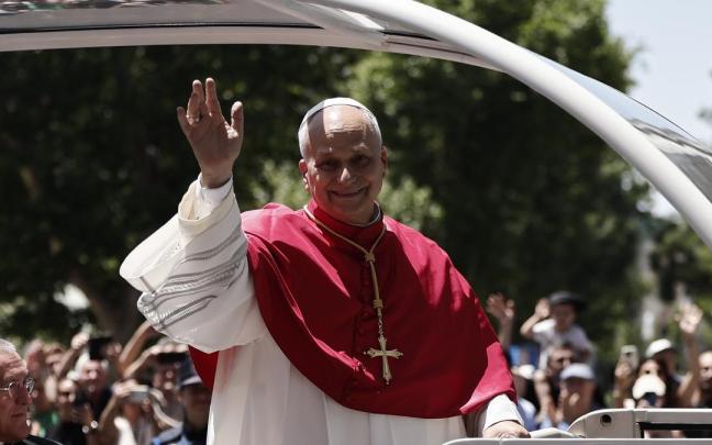 El Papa León XIV saluda a los feligreses en las calles de Madrid.