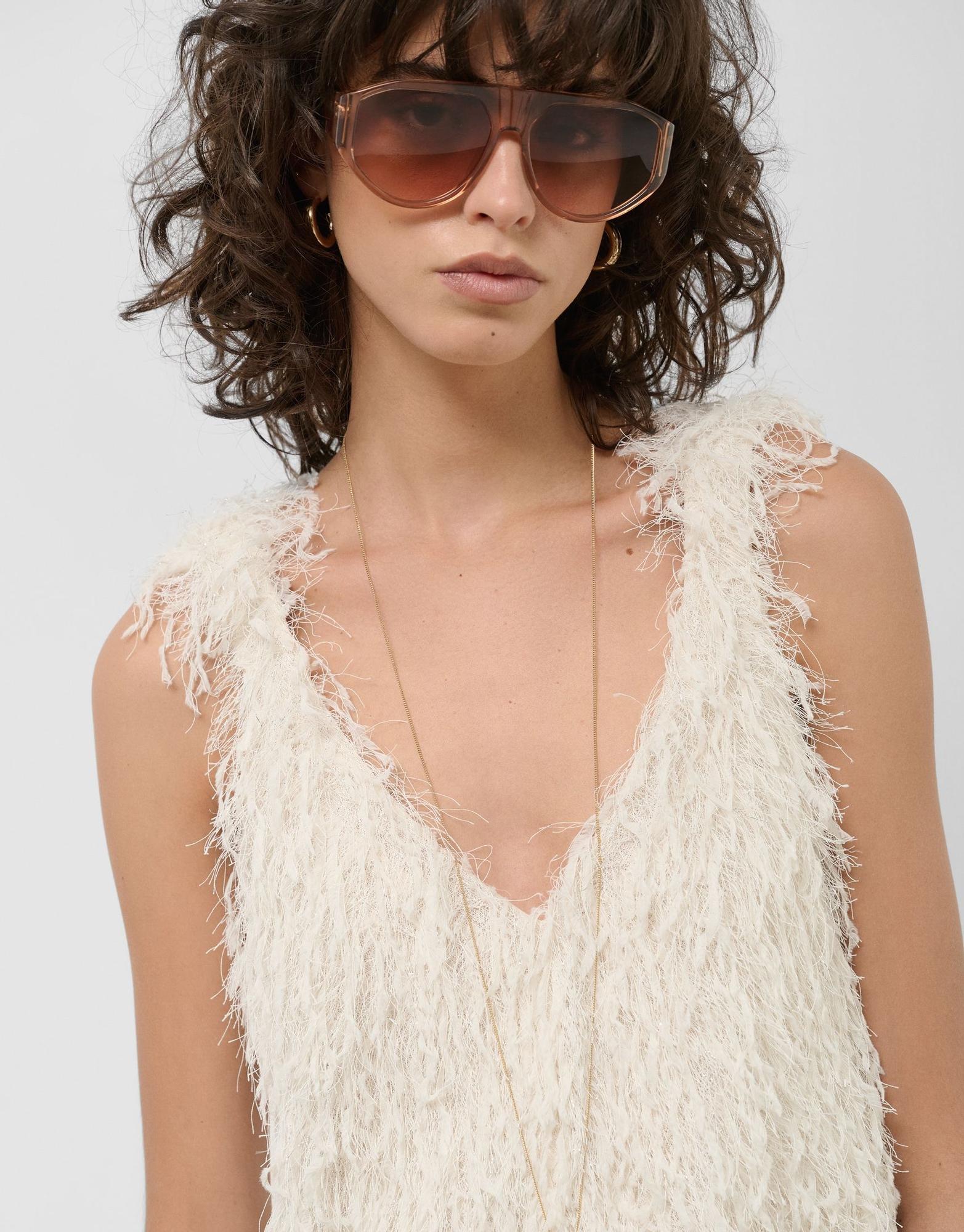 Vestido con acabo efecto flecos.