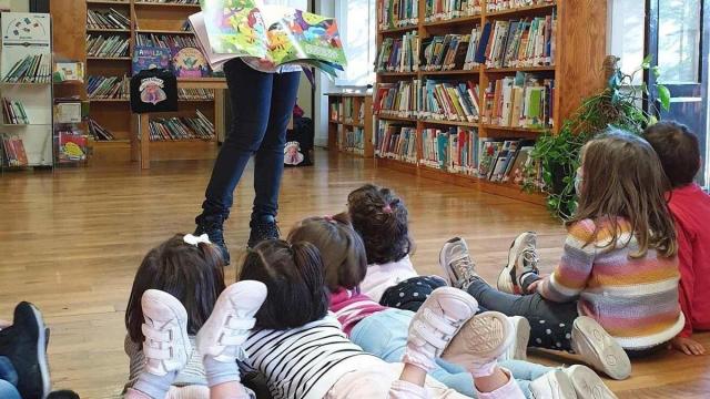 Imagen ajena a esta información de unos niños durante un cuenta cuentos celebrado en la ciudad.