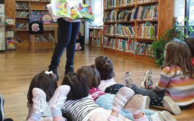 Imagen ajena a esta información de unos niños durante un cuenta cuentos celebrado en la ciudad.