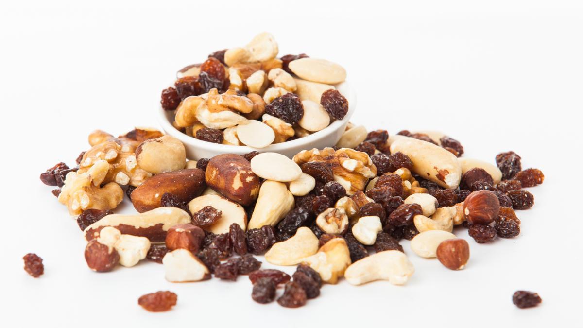 Los frutos secos, mejor al natural o simplemente tostados, no deben faltan en la dieta diaria.