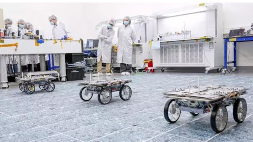 Ensayo del proyecto CADRE en una sala limpia del JPL