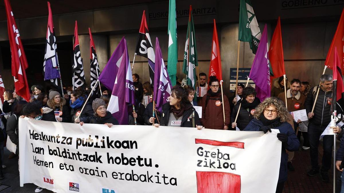 LAB, STEILAS, ELA y CCOO durante el registro de la convocatoria de huelga en la enseñanza pública vasca.