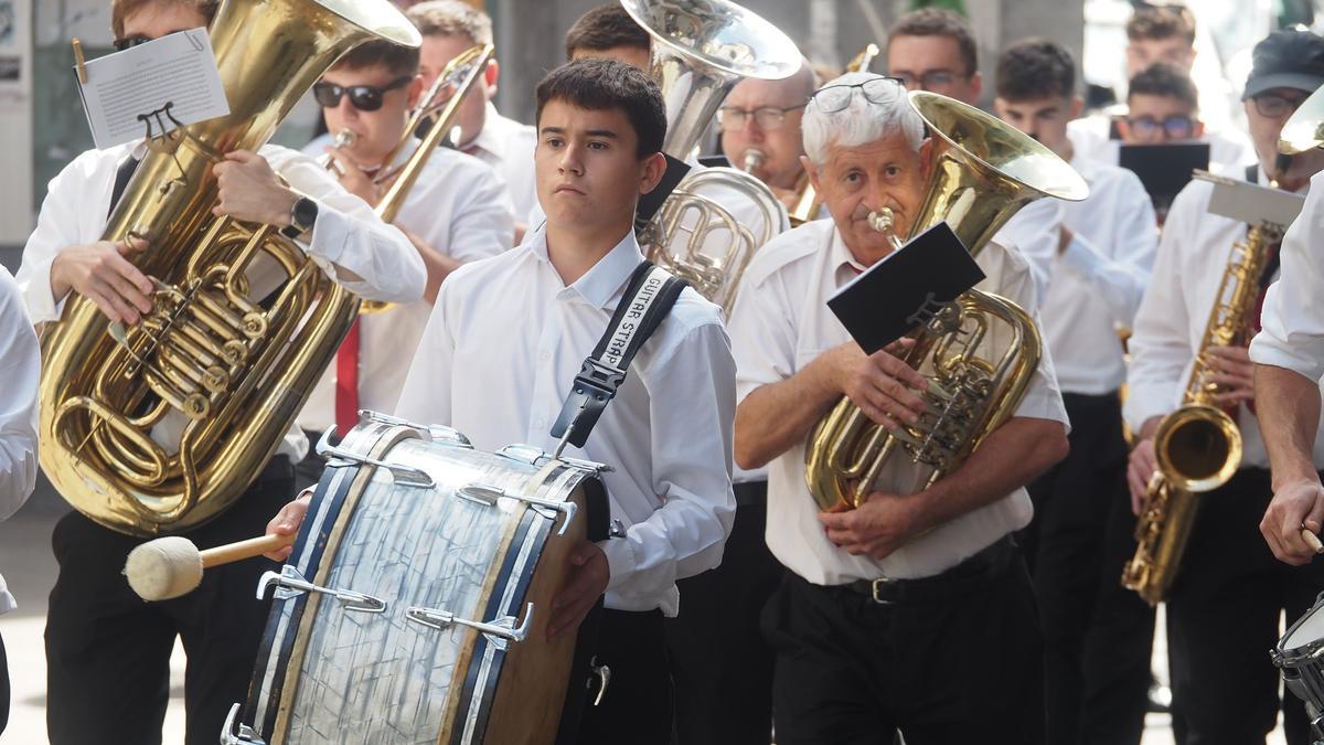 La Banda de Música se ha sumado al arranque oficial de las fiestas con un pasacalle por el centro del caso urbano.