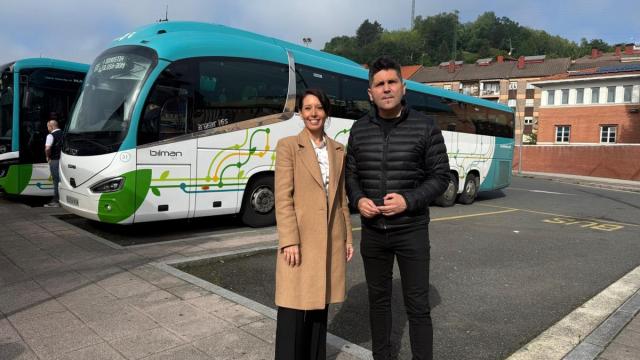 Azahar Domínguez y Mikel Serrano, en la estación de Zumarraga, en una imagen de archivo.