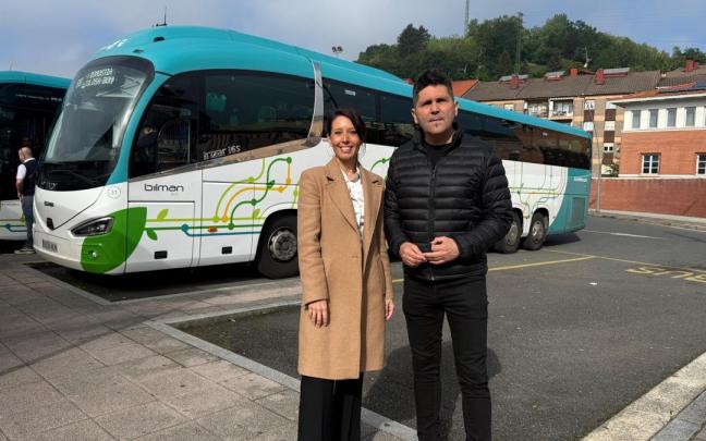 Azahar Domínguez y Mikel Serrano, en la estación de Zumarraga, en una imagen de archivo.