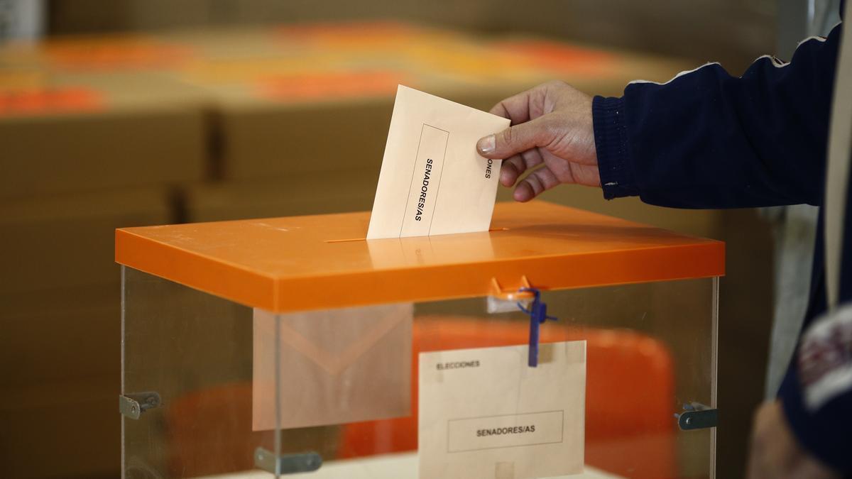 Una persona vota en unas elecciones.