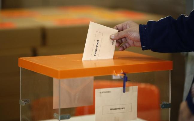 Una persona vota en unas elecciones.
