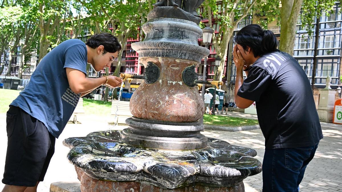Beber agua es fundamental para mantenerse hidratado