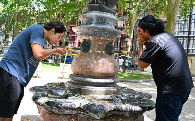 Beber agua es fundamental para mantenerse hidratado