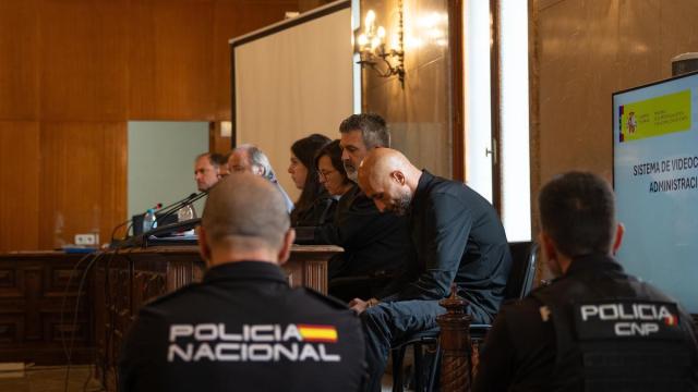 El acusado, cabizbajo y vestido de negro, junto a su abogado en la Audiencia Provincial.