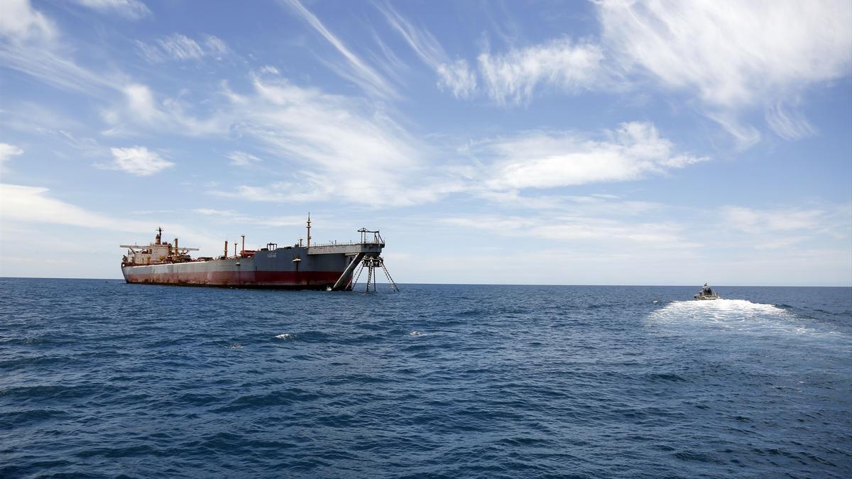 Imagen de archivo de un carguero en el mar Rojo.