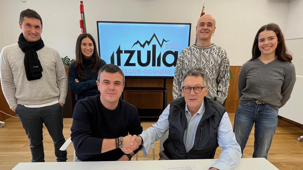 Firma del acuerdo de colaboración entre la organización de Itzulia 2026 y el Ayuntamiento de Galdakao