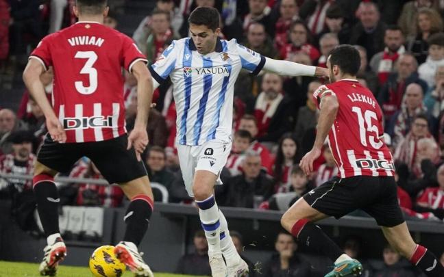 Zakharyan ensaya el disparo ante Vivian y Lekue, durante el derbi disputado en San Mamés el pasado enero. / RUBEN PLAZA