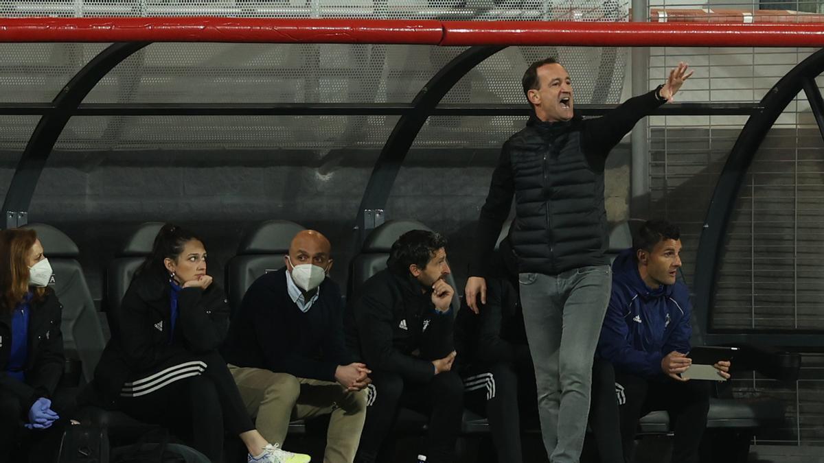 Joseba Etxeberria dirigiendo al C.D. Mirandés.