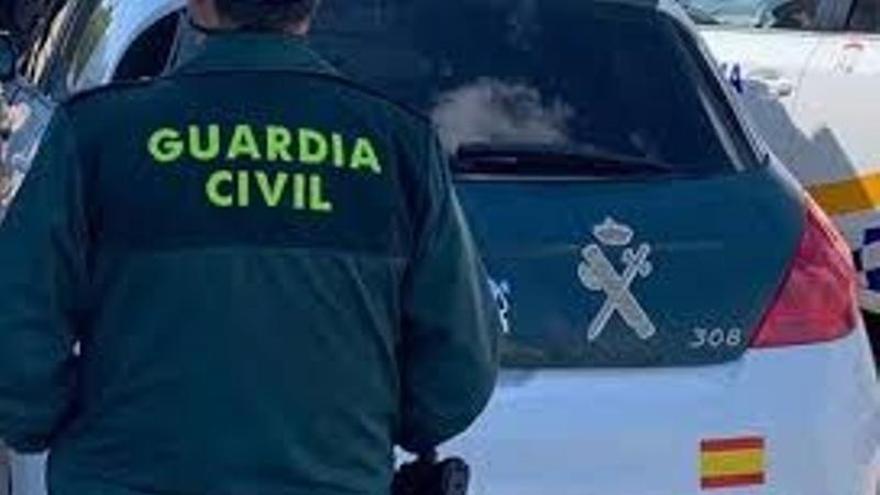 Un agente de la Guardia Civil