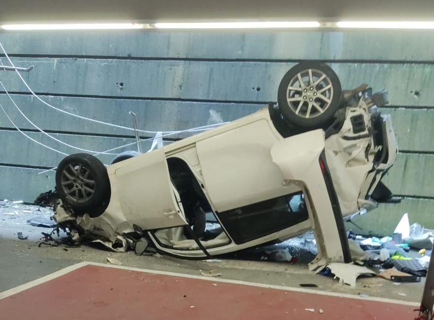  Así ha quedado el coche tras precipitarse del cuarto piso del parking del aeropuerto de Bilbao | Foto: Deia