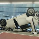  Así ha quedado el coche tras precipitarse del cuarto piso del parking del aeropuerto de Bilbao | Foto: Deia
